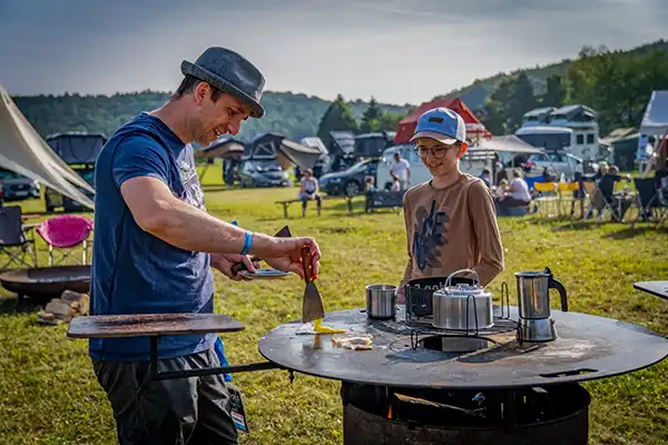 DACHZELT CAMP Bayern 2024 Feuertonnen fruehstueck