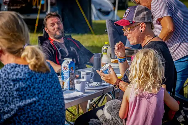 DACHZELT CAMP Bayern 2024 Feuertonnen fruehstueck