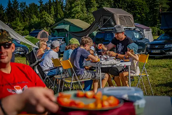 DACHZELT CAMP Bayern 2024 Feuertonnen fruehstueck