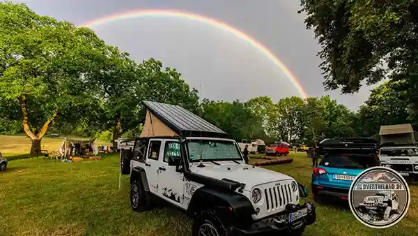 nach dem Regen kommt der Regenbogen mit dachzelt