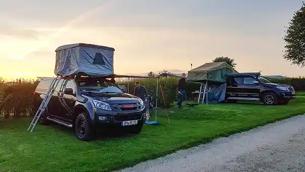 Dachzelt mit leiter im sonnenuntergang