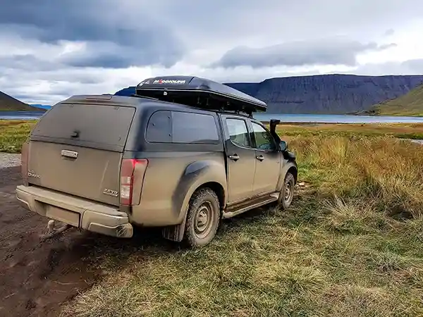 Abseits der Strasse offroad schlamm dreck mit dachzelt