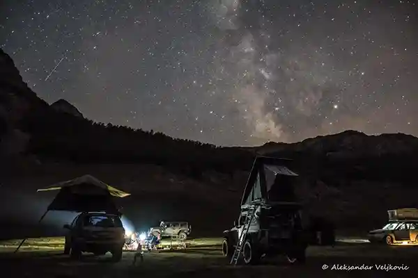 Dachzelten unter dem Sternenhimmel von Montenegro