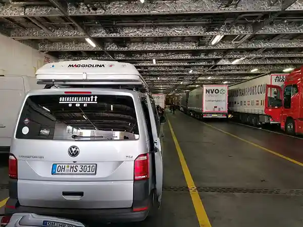 Autohome Maggiolina geschlossen auf dem Auto auf einer Fähre