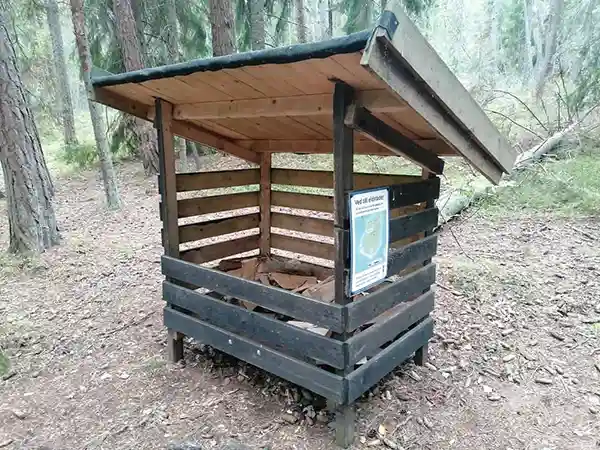 Holzhäuschen Holzsammelstelle im Wald