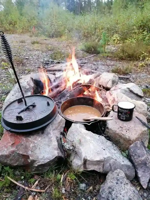 Dutch Oven auf Lagerfeuer Suppe kochen