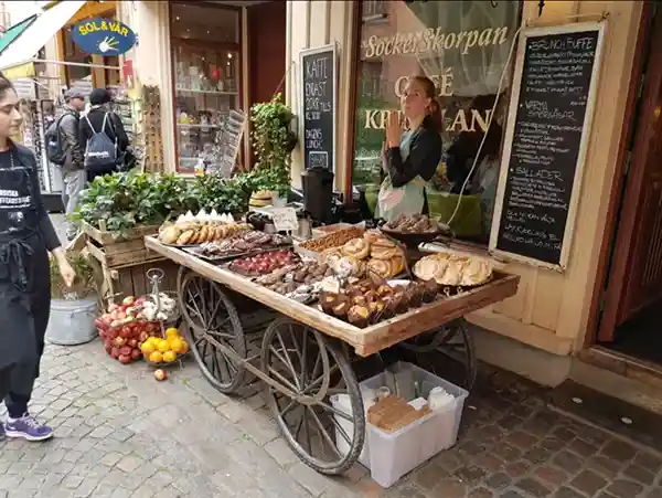 Marktstand  in schweden gemüse frau gebäck