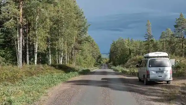 weisses auto mit hartschalendachzelt maggiolina autohome mit weisser schale wald strasse