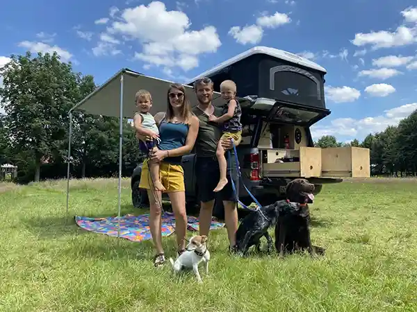 Das sind wir: die Familie Sand wie sie leibt und lebt – mit zwei Kids und drei Hunden so oft auf Achse, wie es nur geht! | Bild: Dennis Brandt