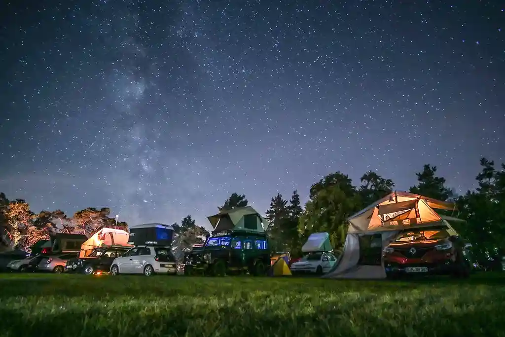 Was ist ein Dachzelt, dachzelt camp sternenhimmel lichter der nacht