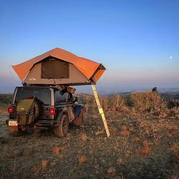 Trekking klappdachzelt aufgeklappt jeep sonnenaufgang im dachzelt