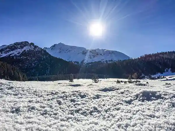 winterlandschaft schnee berge sonne blauer himmel