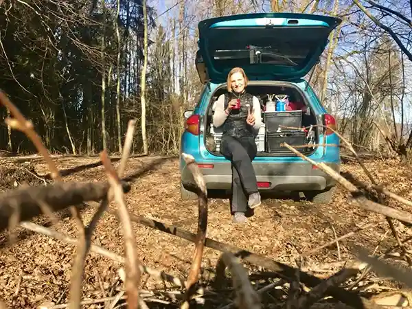 Frau offener kofferraum tee natur suzuki