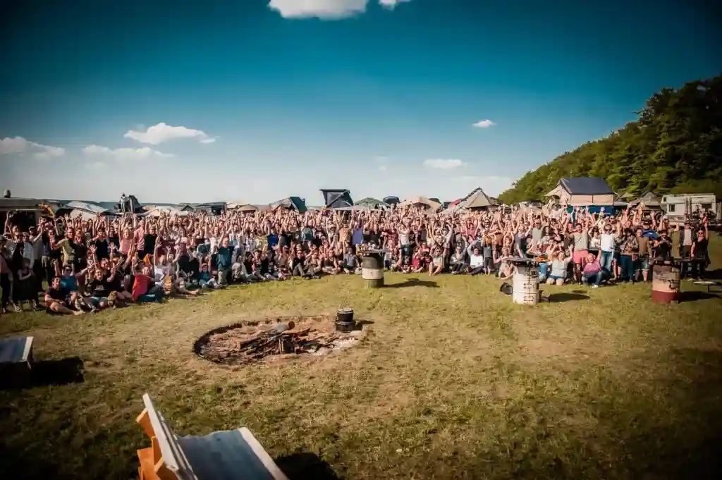 menschen wiese blauer himmel feuerstelle