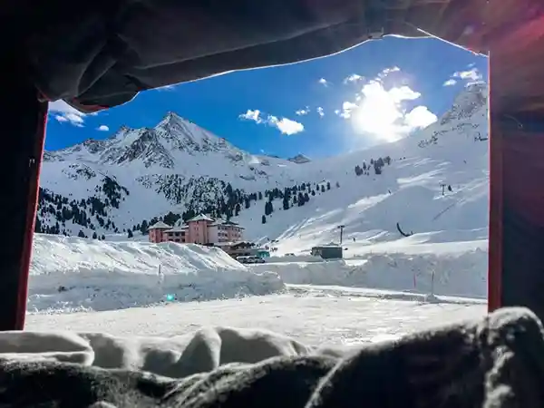 Winterlandschaft schnee berge blauer himmel aussicht aus dem dachzelt