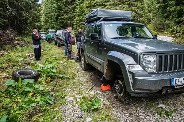 Offroad im Wald mit Dachzelt Reifenpanne