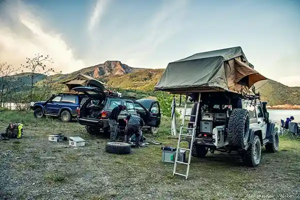 offroad mit dem Dachzelt im gelände reifenpanne