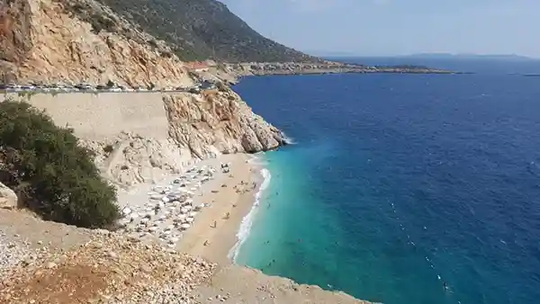 türkisfarbenes meer strand felsen