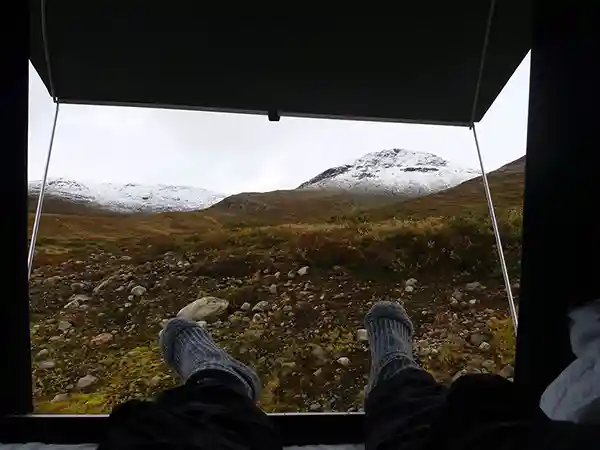 fuesse socken aussicht aus dem dachzelt berge schnee wiese