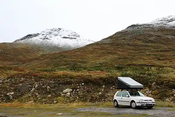 dachzelt berge weisses auto wiese schnee