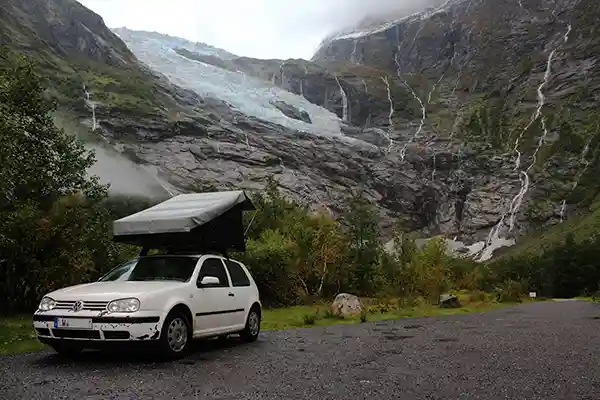 dachzelt weisses auto schnee baeume huegel