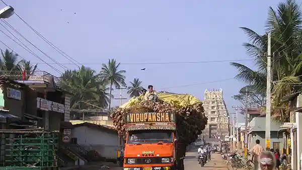 überladener Lastwagen in Indien