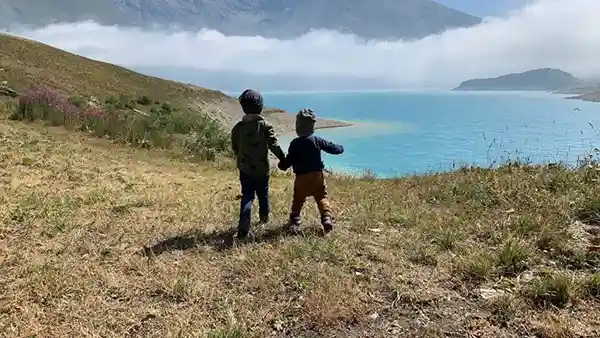 Spaziergang kinder am see