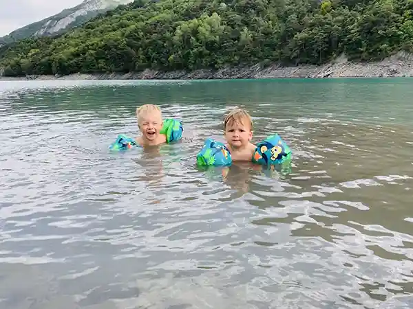 See badende kinder schwimmfluegel
