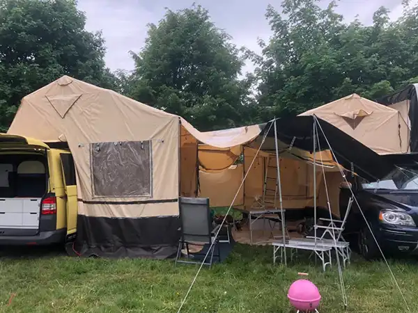 Unser erstes Dachzelt Setup: damals noch ein Autocamp Family. | Bild: Natalie Ewen