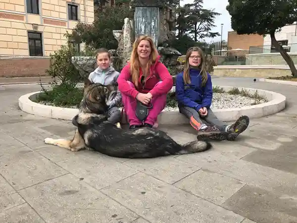 Mutter mit töchter beim sightseeing