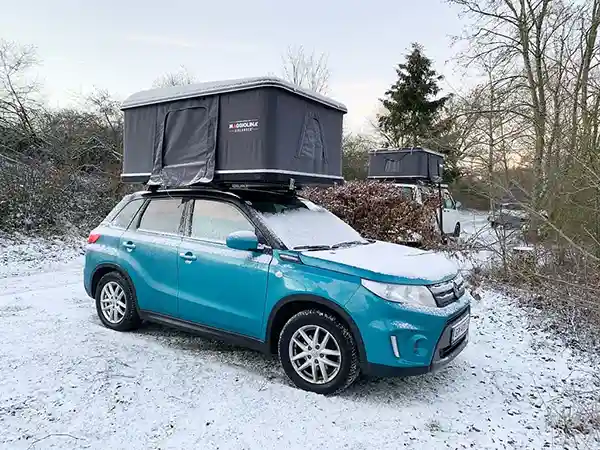 Suzuki mit Viereck Hartschalendachzelt beim Winter Camping