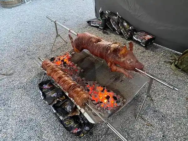 Spanferkel feuerküche, langsames schmoren offenes feuer