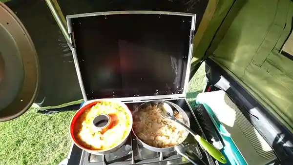 Backen und Kochen unterwegs mit Gaskocher Gasflasche Outdoorküche Camping