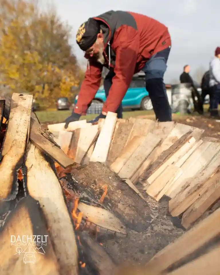 Mann beim holzhacken