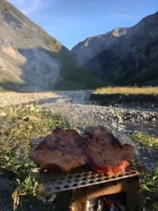 Lochblechgrill kochen mit feuer Grillen