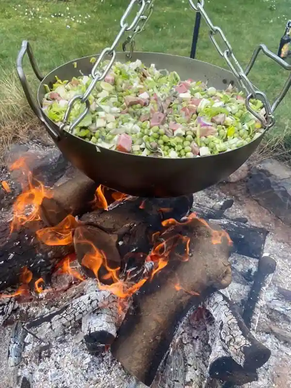 Dreibein Schwenkgrill kochen unterwegs mit Wok Gemüsepfanne