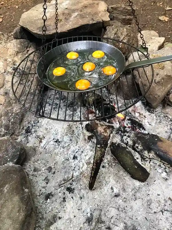 schwenkgrill spiegeleier kochen mit feuer unterwegs