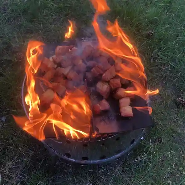 Speckwürfel auf offenem Feuer kochen unterwegs