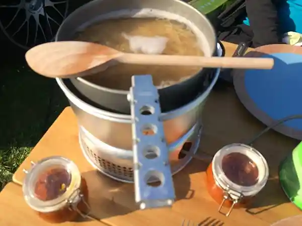 spirituskocher pasta kochen unterwegs mittagessen camping outdoorküche pastasauce