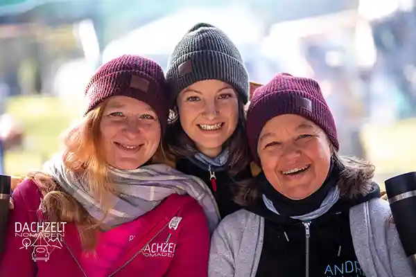 froehliche menschen drei frauen