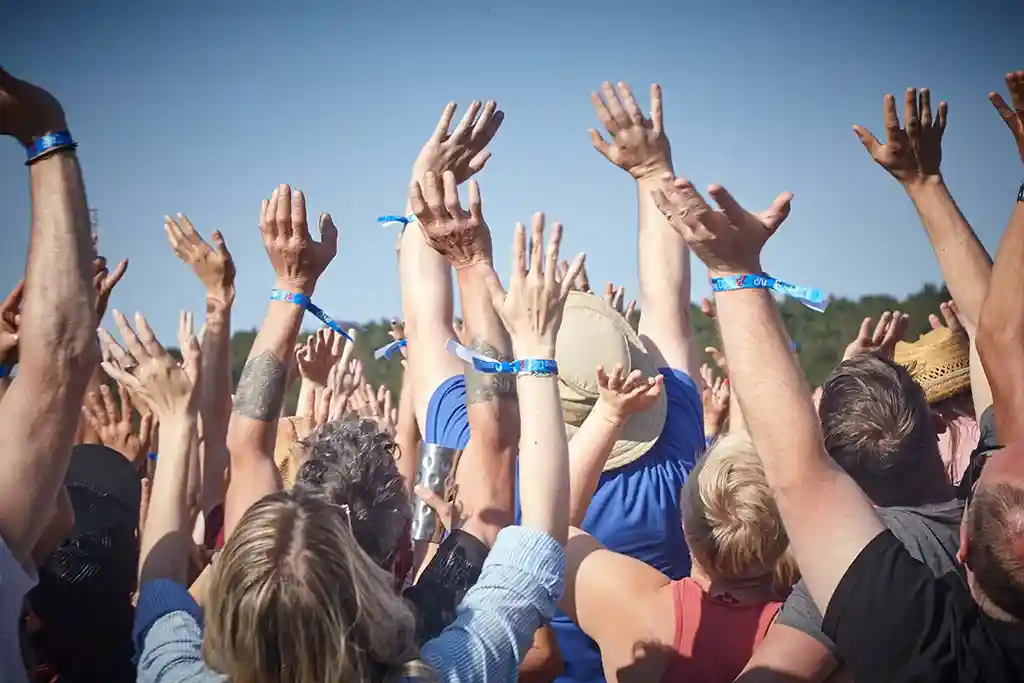 hoch die hände gruppenbild dachzeltcamp bayern