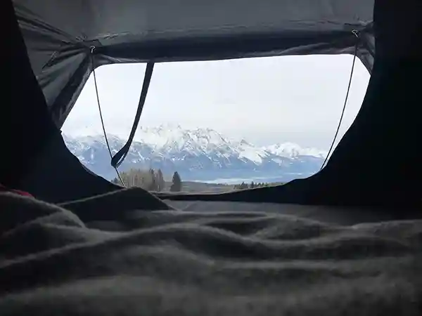 winter camping dachzelt ausblick schneelandschaft