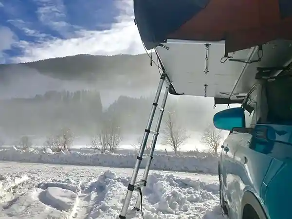 dachzelt im schnee winterlandschaft blauer himmel sonnenschein