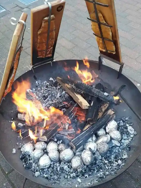 Flammlachsbretter knuspriger feuer grillen braten holzbrett kohle camping outdoor zubehör
