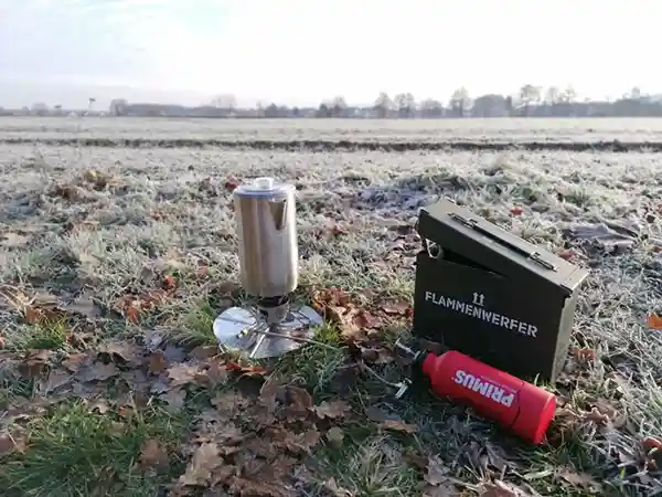 outdoorküche multifuelkocher camping auf dem feld kaffeepause primus benzin