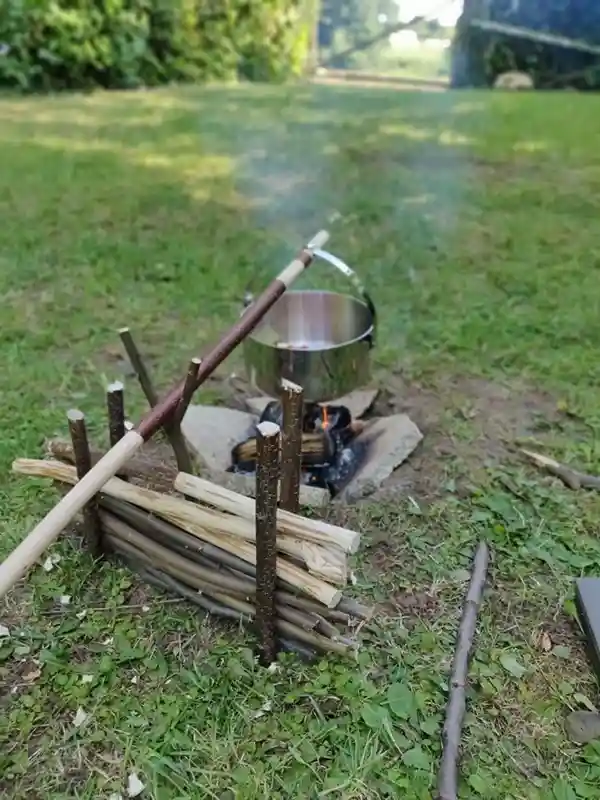 brennstoff holz ofen outdoorküche kochen unterwegs im garten camping feuer