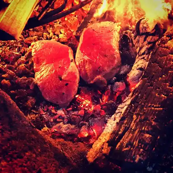 Holzkohle Grillen Asado Gaucho typisch südamerikanisch
