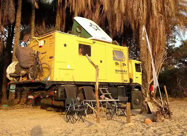 gelber LKW mit Dachzelt Expedition