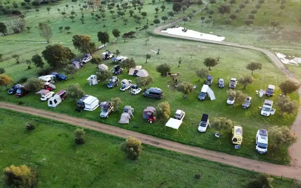 Luftaufnahme des dachzelt silvester camp 2022 2023 portugal dachzelte auf einer grünen wiese