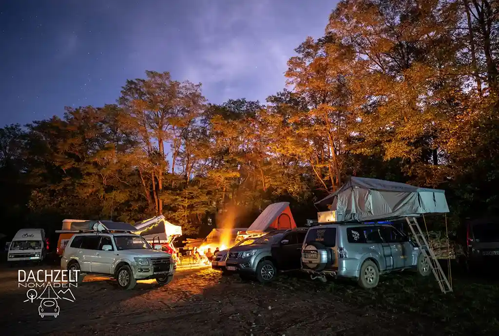 Dachzelt FAQ Dachzelte abend lichter lagerfeuer baeume